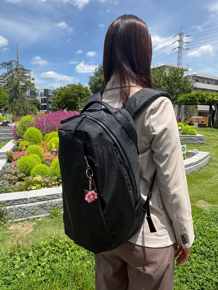 リュックを背負ってる後ろ姿