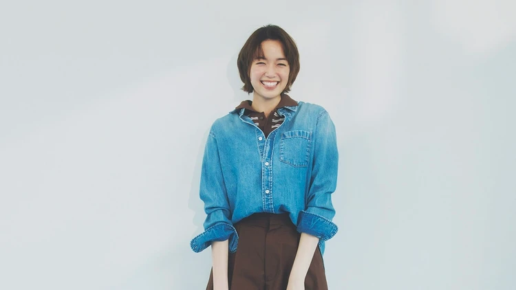 【デニムシャツコーデ】トップスとしてもアウターとしても薄・軽・柔のデニムシャツが万能【BAILA今日のコーデ】