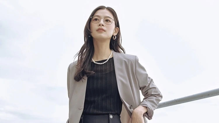 【薄軽ジャケットコーデ】ノンストレスな軽やかジャケットで快適通勤【BAILA今日のコーデ】