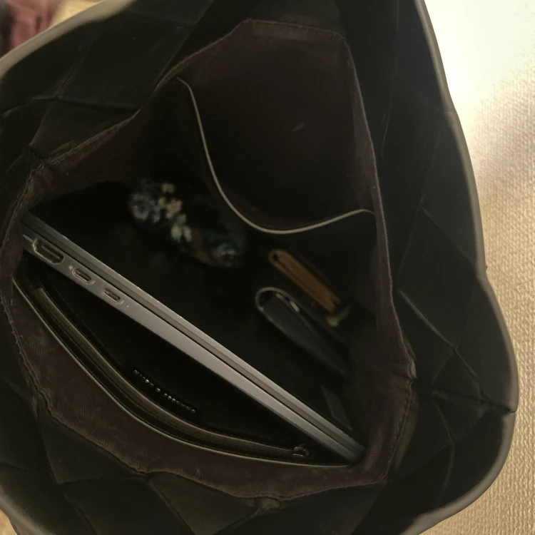 CHARLES&KEITH「ラージジオメトリック バックパック」