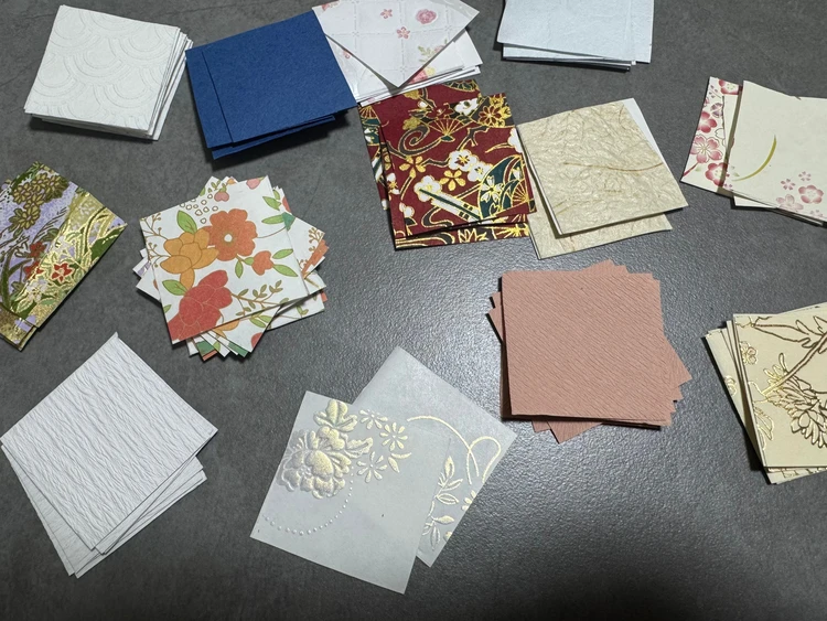 ご祝儀袋を正方形に切ったもの