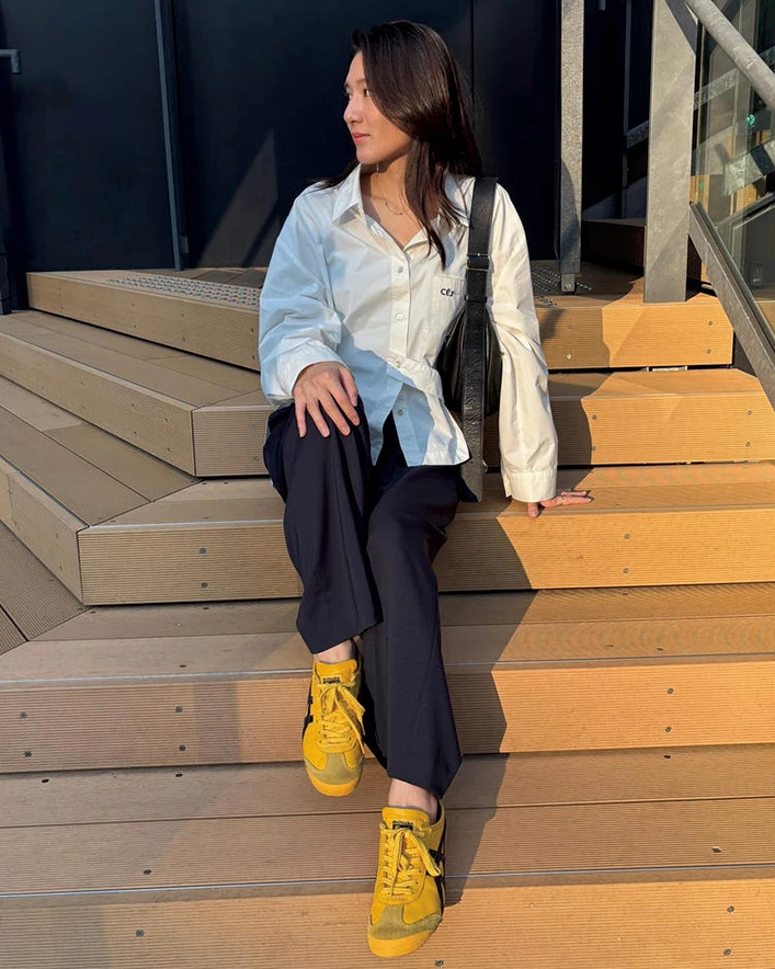 Sneakers / Onitsuka Tiger Shirt / CEJ Pants / Spick & Span Bag / GALLARDAGALANTE