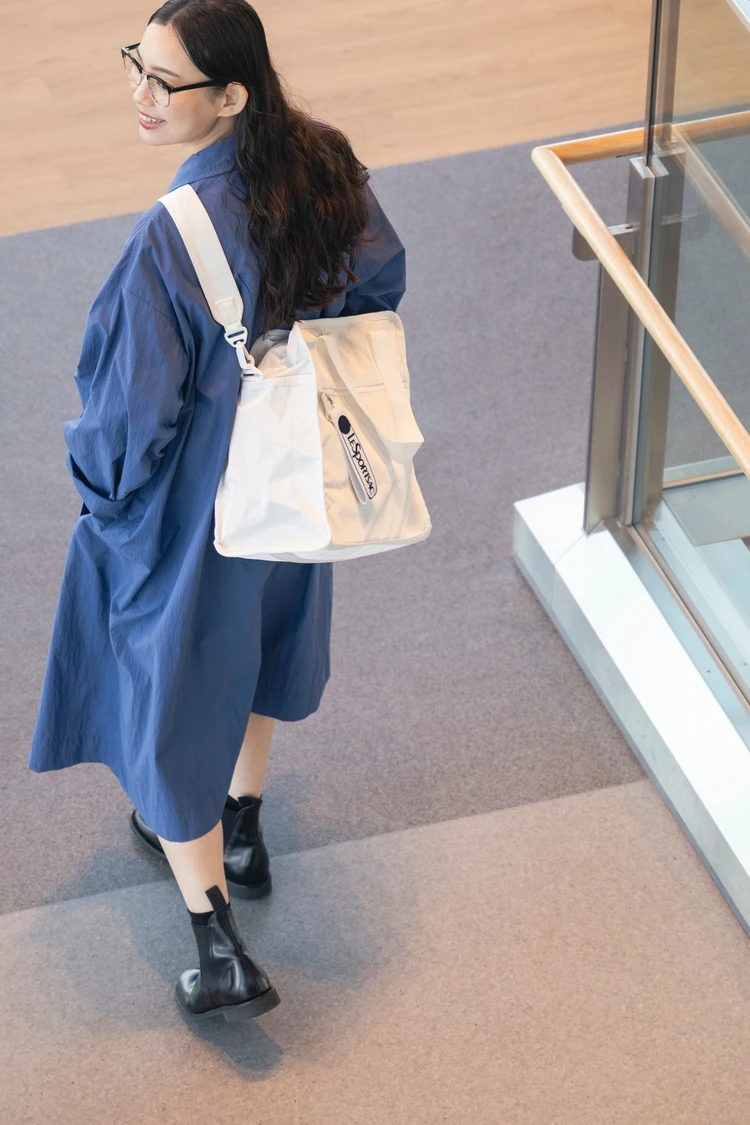 ONE DAY CABINを肩にかけた写真