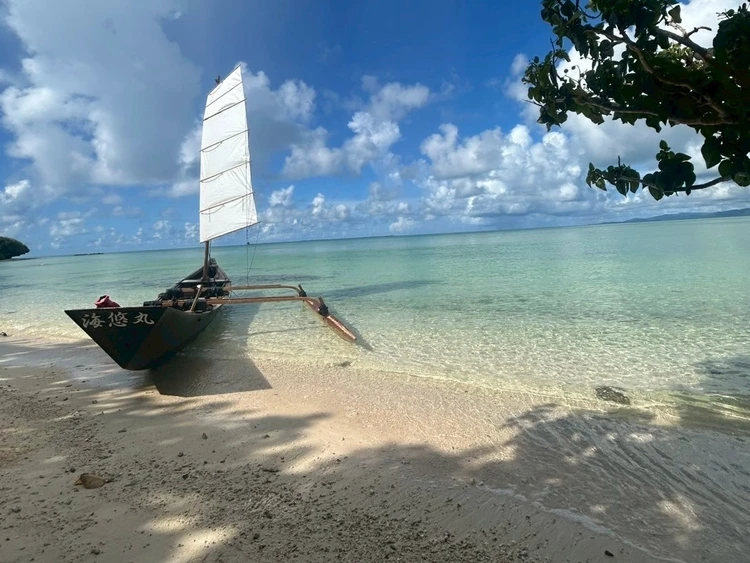 木陰になっている浜に停泊したサバニ
