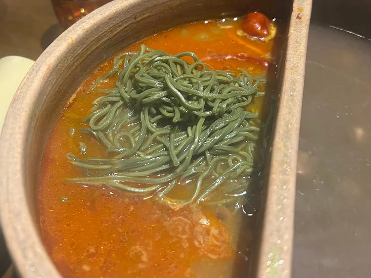 しっかり食感の中華麺、タレや薬味で味変しながら楽しめる火鍋の〆