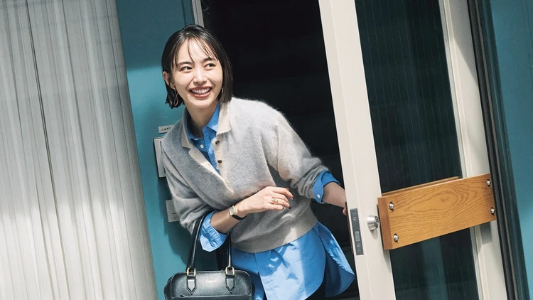 【ポロニットコーデ】ブルーのシャツをさし込んだ抜け感スタイル通勤！【BAILA今日のコーデ】