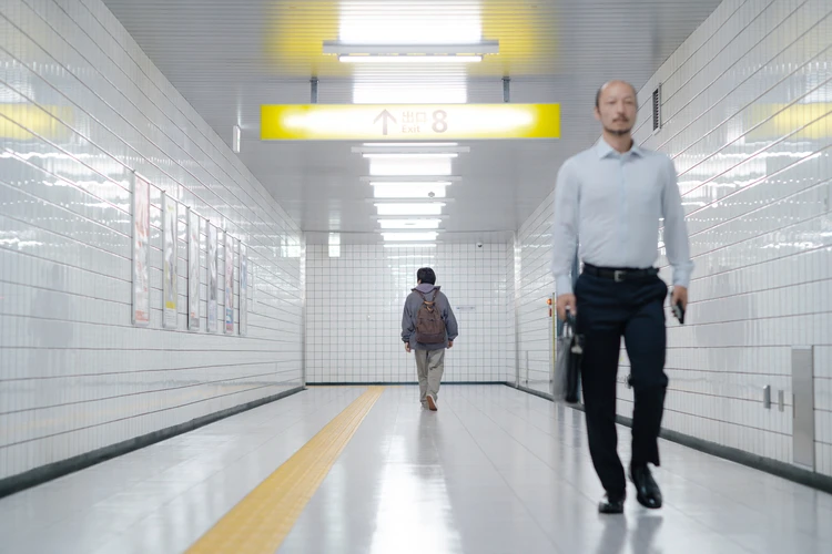 映画 8番出口 繰り返し登場する歩く男を演じる河内大和の写真