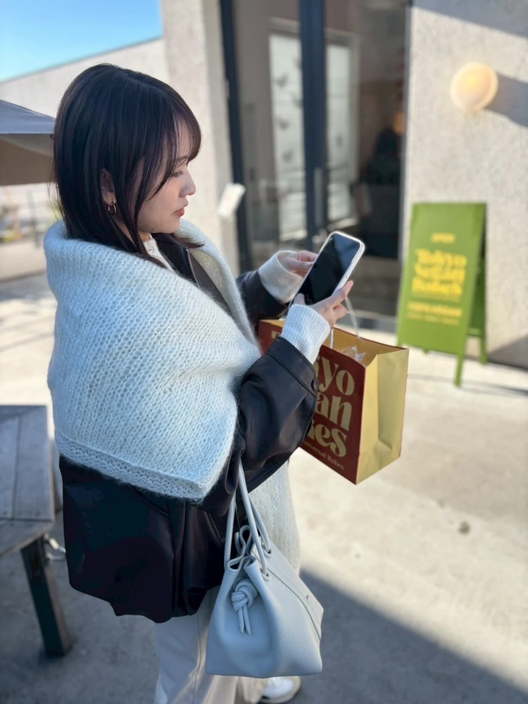 【肩がけニットでおしゃれ上級者】マフラーを巻くより垢抜ける冬のニットの上手な使い方_3_3