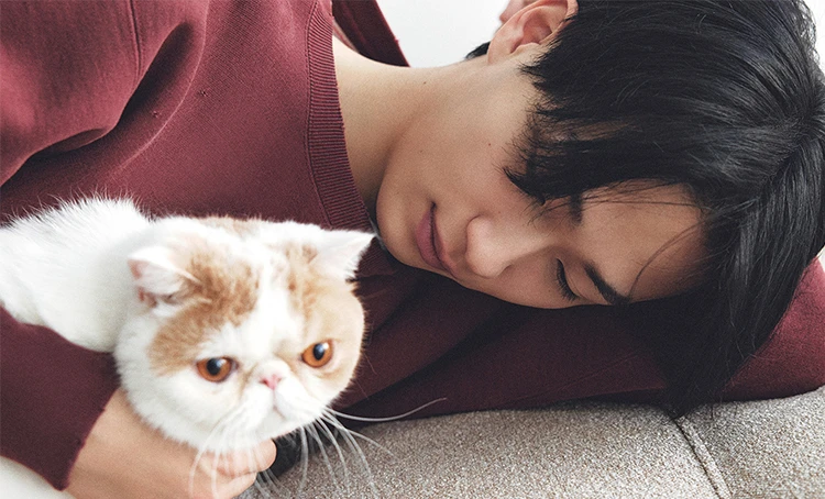 【野村康太に8つの質問】休日の過ごし方、愛猫エピソード、カラダ作り…たっぷり写真で注目俳優の魅力に迫る！