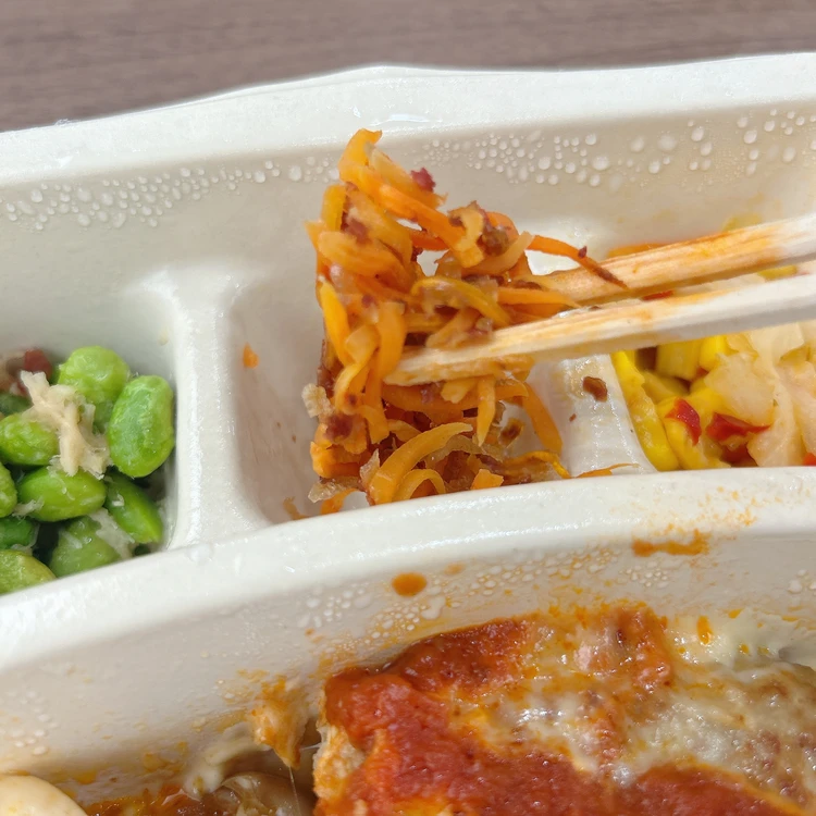 nosh（ナッシュ）｜きのことチーズのトマトハンバーグ（人参のガーリックバター）