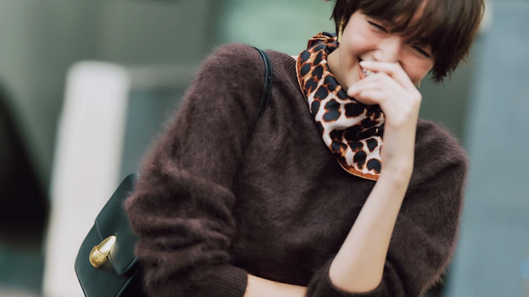 【2026年最旬!やわらか素材ニット7選】ベーシックカラーだから照れずに着られて“可愛げ”2割増し!