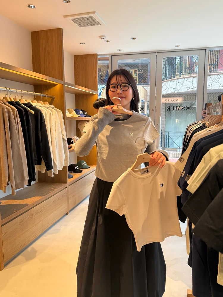 グレーT グレーミニ丈トップス　グレーコーデ　グレーグレーTシャツ　グレーロゴTシャツ