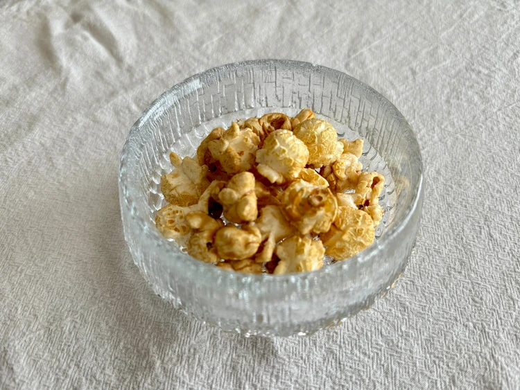 りんごとシナモンのポップコーン 中身をお皿に乗せて