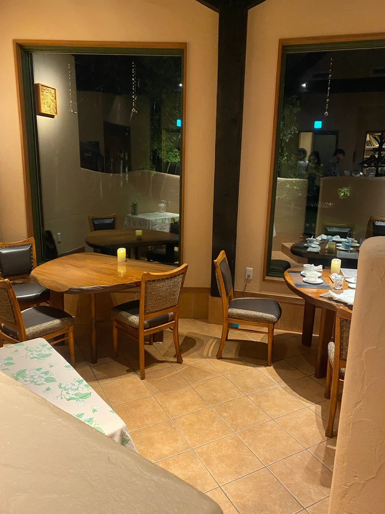店内は木の温もりと暖かい色味のインテリア