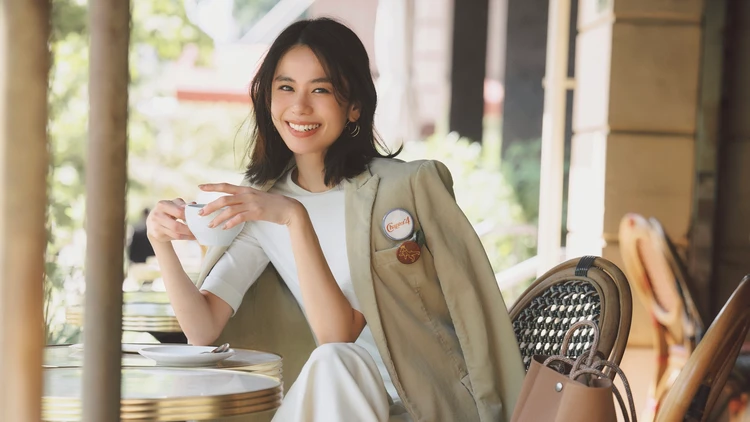 【通勤スニーカーコーデ】ワイドパンツに、すんなりなじみながら洒落感を加速させるミュートなスニーカー【BAILA今日のコーデ】