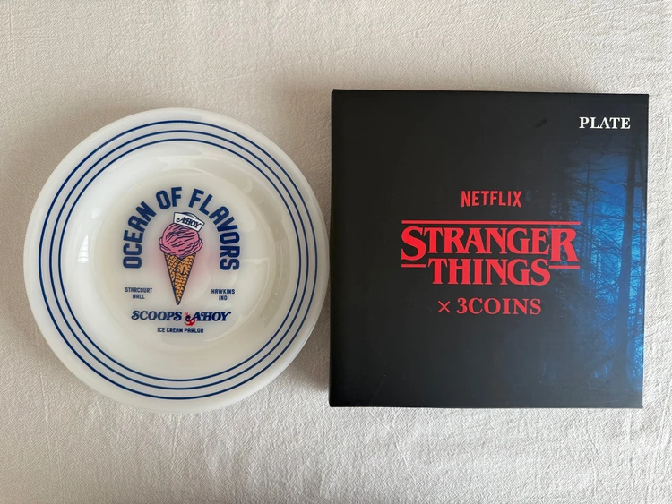 ストシン×スリコ スクープス・アホイ」のロゴデザインのガラスプレート