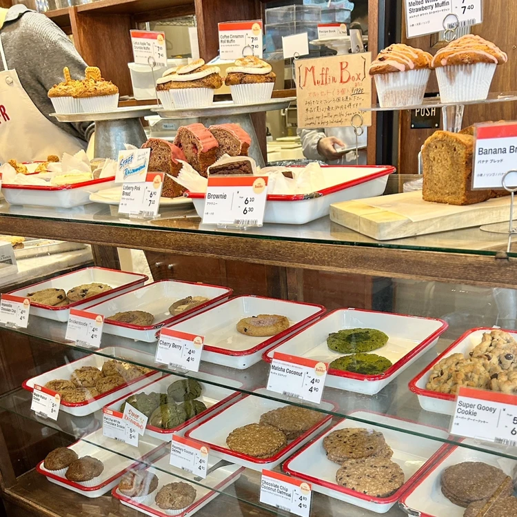 カフェ「ovgo Baker Edo St.」の店内に並ぶ焼き菓子。クッキーやマフィン、バナナブレッドなどヴィーガン対応スイーツが並ぶ写真。