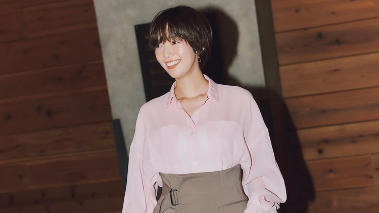 【ピンクシャツコーデ】キレのいいシャツならきれい色も取り入れ簡単！【BAILA今日のコーデ】