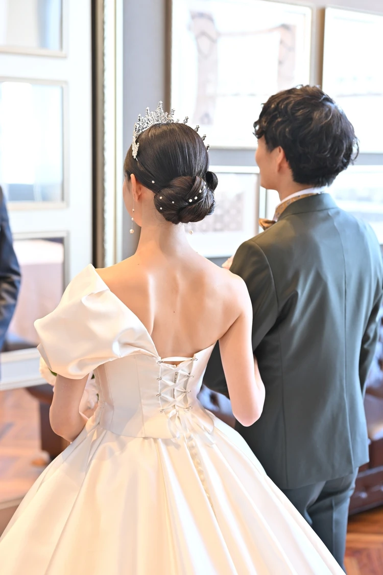 新郎新婦の後ろ姿　背中開きウェディングドレス　くるみボタンがかわいいドレス　30代花嫁　骨格ウェーブ花嫁　GINZA COUTULE NAOCO(銀座 クチュールナオコ)NP-0139