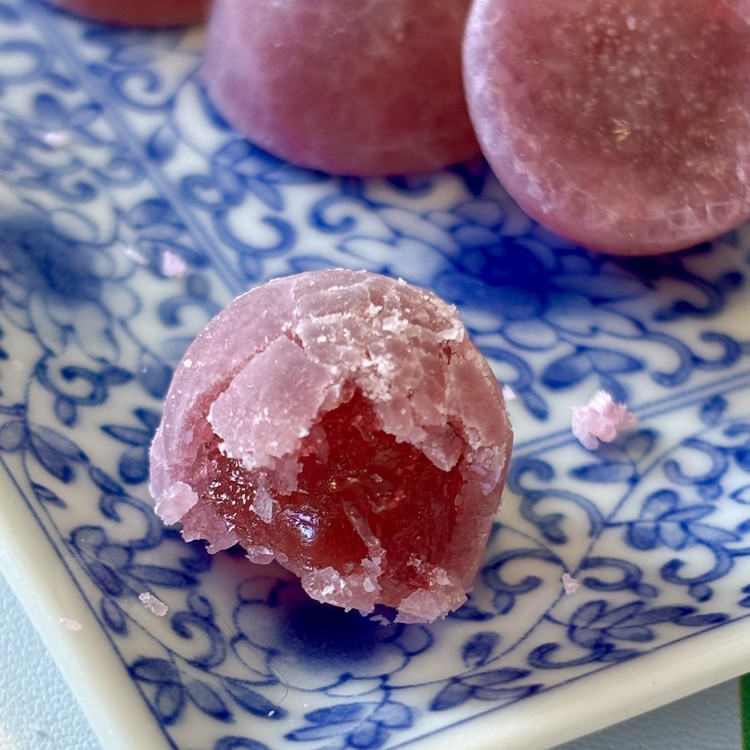 ソルベット巨峰味のグミを割ったところ