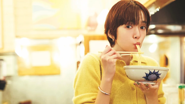 【きれい色ニットコーデ】チアフルなイエローカーディガンで顔映え確約!【BAILA今日のコーデ】