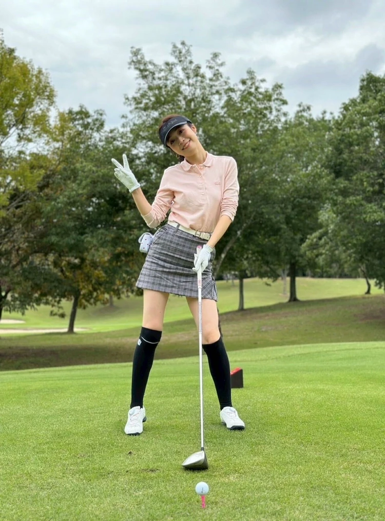 春のゴルフコーデ visor:adidas tops:LACOSTE bottoms:le coq sportif golf shoes:adidas