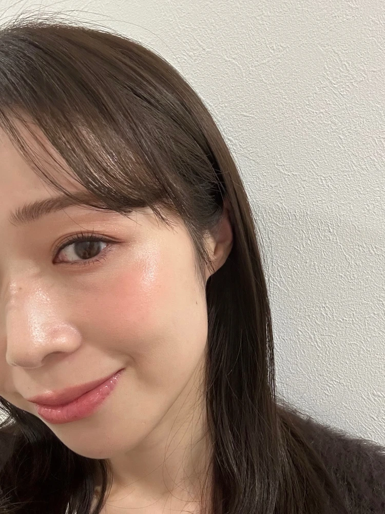 メイク後にダルバのオールデイセラム メイクアップフィクサーを使用し、自然なツヤ感が出た肌のアップ