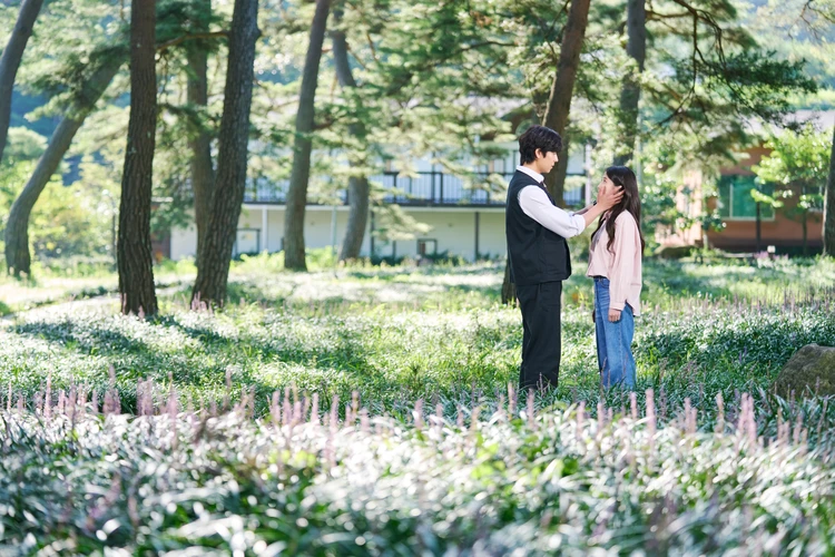 無人島のディーバ モクハ(パク・ウンビン)とボゴル(チェ・ジョンヒョプ)の2ショット