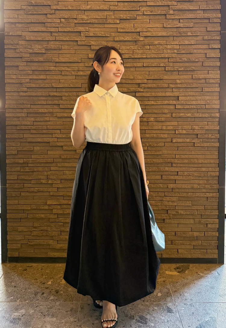 ジーユー　ビジューブラウス