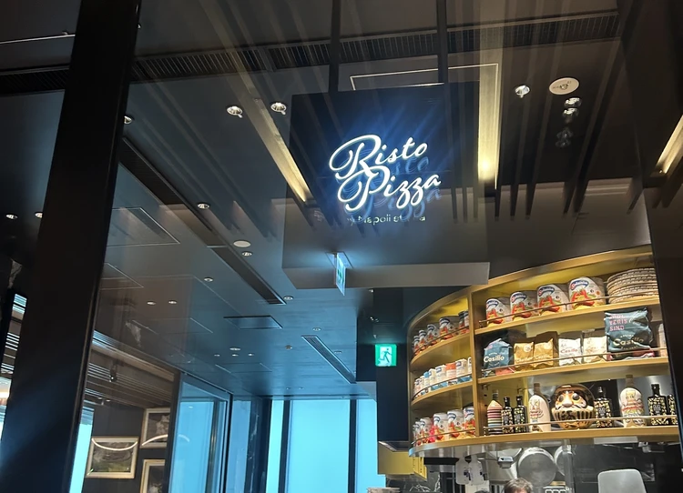 麻布台ヒルズにある「リストピッツァ バイ ナポリスタカ」の看板