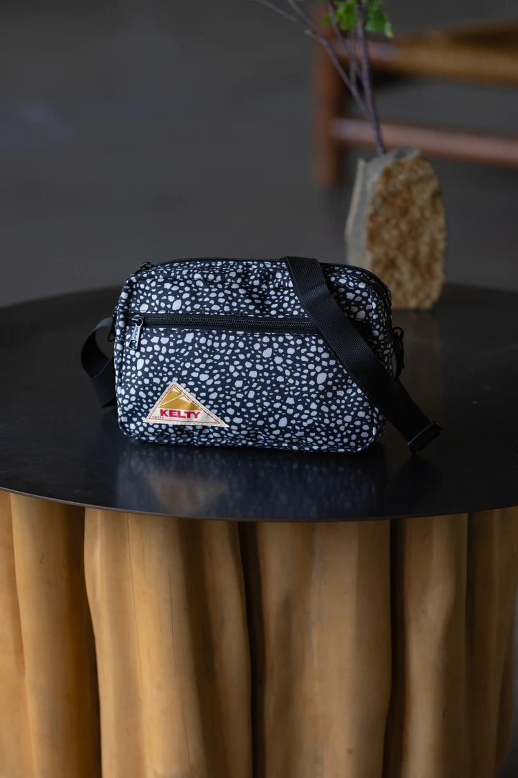 見た目以上の収納力を備えるES レクタングル ジップ ショルダー S