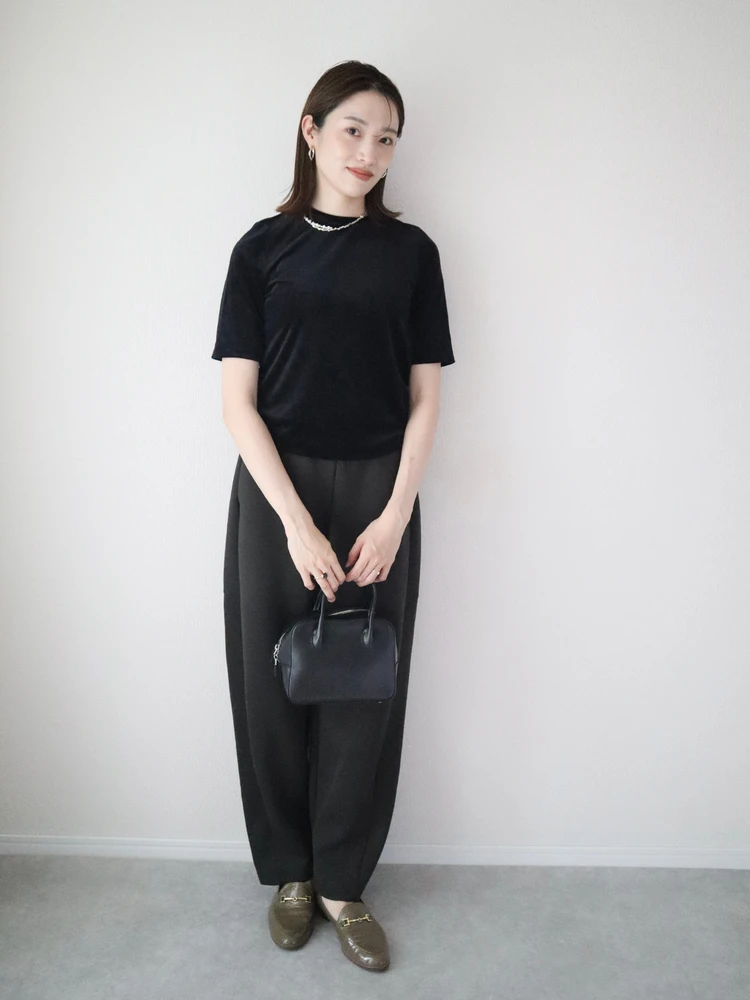 30代　ローファー　コーデ　おすすめ　秋　カーキ　ビットローファー　エナメル　晴雨兼用　雨　レインシューズ　フラットシューズ　ベロア　スウェットパンツ　きれいめカジュアル