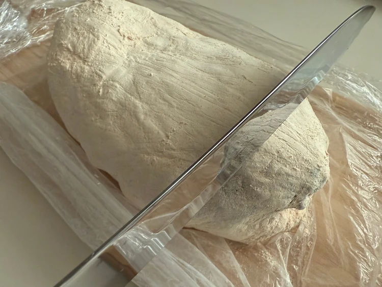 ブーランジェリースドウのシュトーレン『和み』はきな粉がコーティングされています