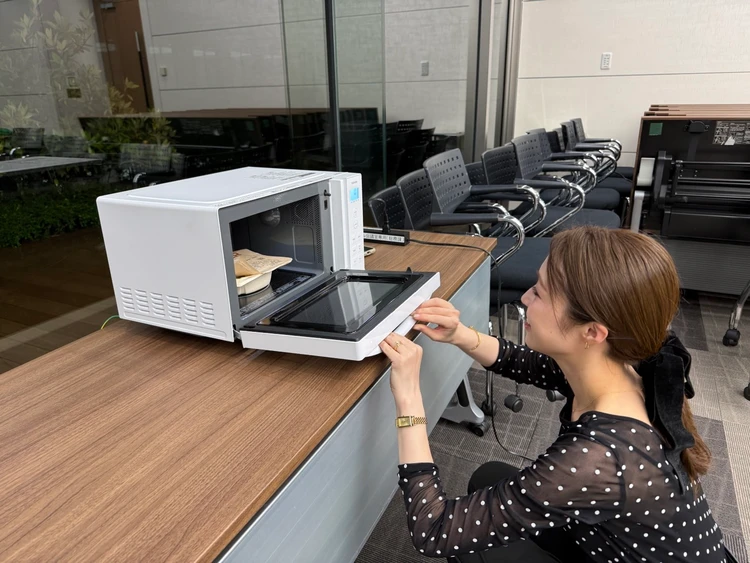 nosh(ナッシュ)の宅配食を電子レンジで温める様子。手軽に調理できる冷凍宅配食。