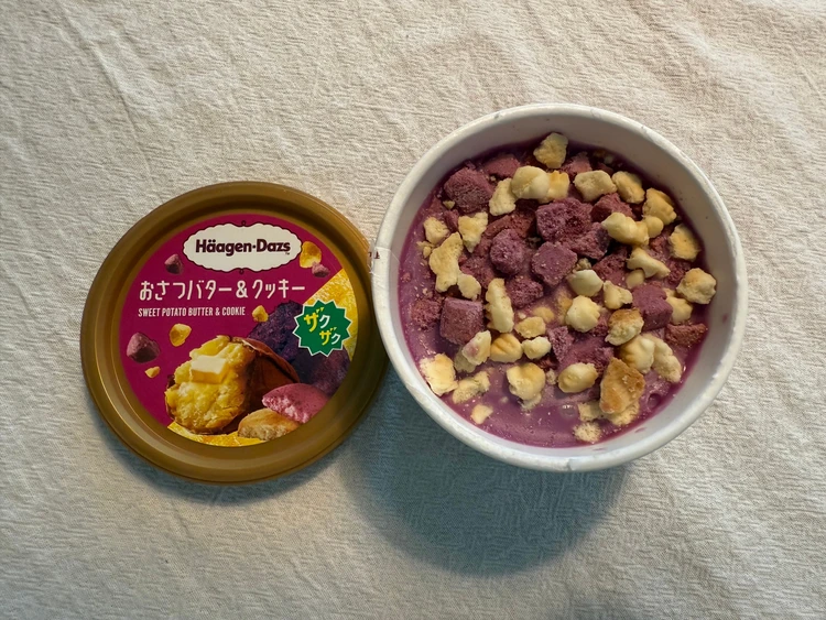 おさつバターアイスにはザクザククッキーがのっています