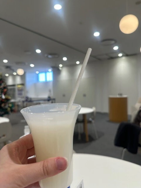 クイズに参加しながら試飲するカルピス