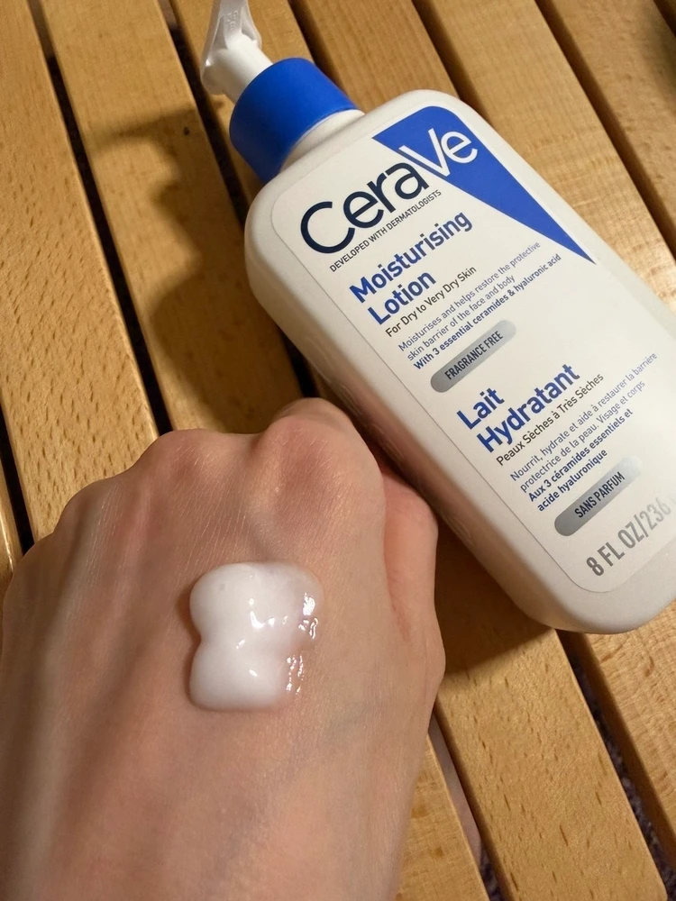 ｢CeraVeのモイスチャライジングローション｣を手に出してみた画像