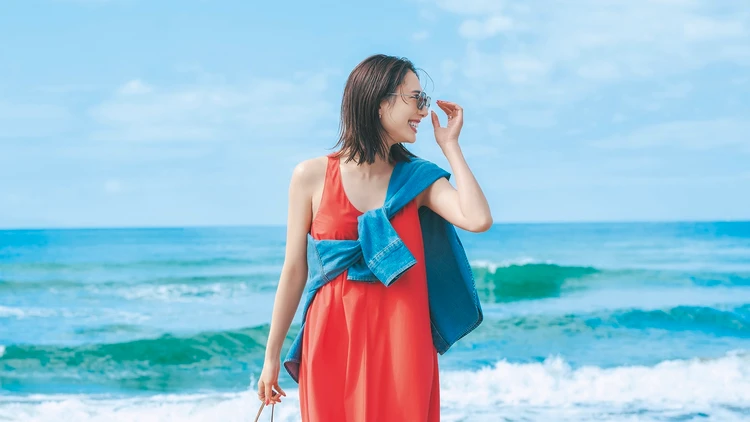 【撥水ワンピコーデ】発色がきれいな高機能ワンピをおともに夏の海へ!【BAILA今日のコーデ】