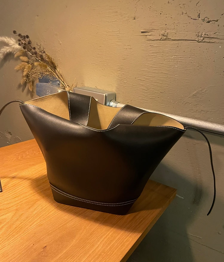 VASICの黒トートバッグ MUSK