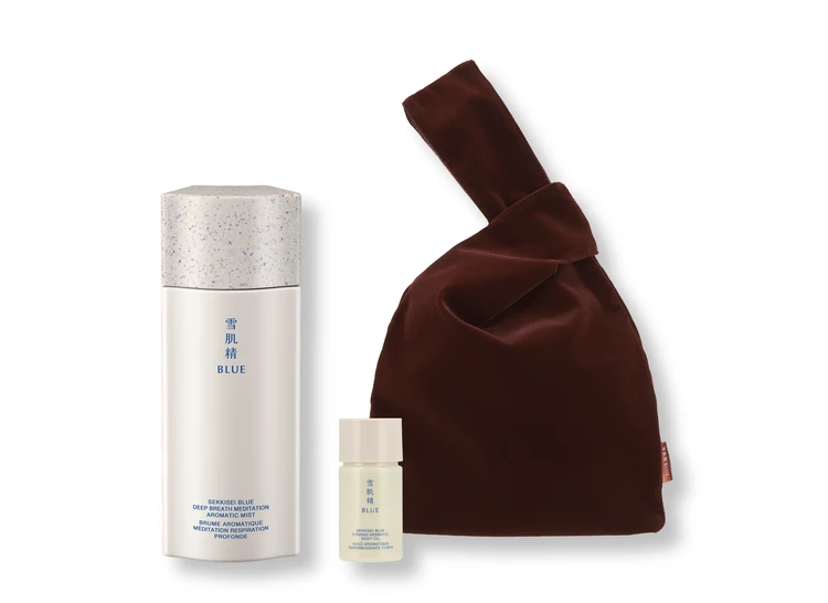クリスマスコフレ　2025　KOSE　コーセー　雪肌精 BLUE 　アロマミスト（写真左）は、天然の精油を配合したスパイシーハーバルウッディの香り。スプレーするたびに、心地よい深呼吸を誘ってくれる。ボディや髪だけではなく空間にも使ってみて。  ミニサイズで試せるボディオイル（写真中央）は、コクのあるなめらかなテクスチャーが魅力。肌をやさしく包み込み、ふっくら弾力感のあるハリツヤボディへと導いてくれる。