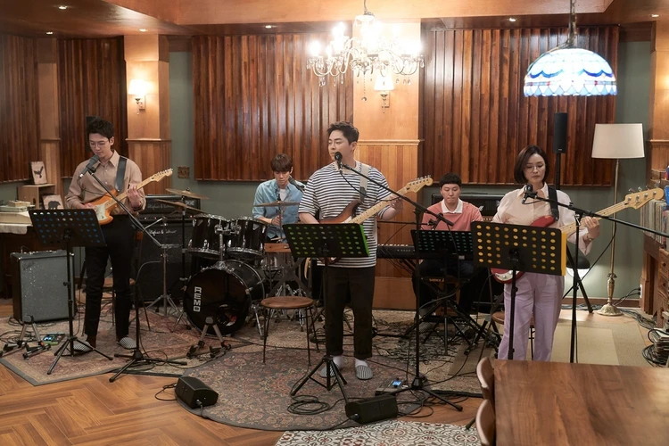 賢い医師生活　バンドシーン　場面写真