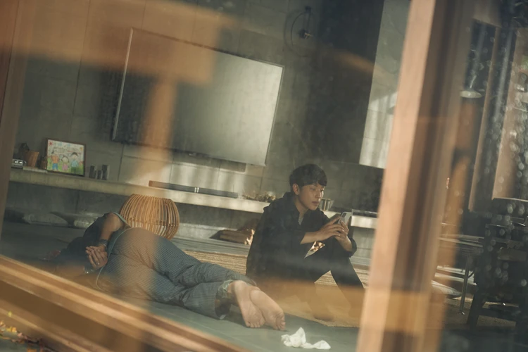 スマホを落としただけなのに スマホを眺めるジュニョン(イム・シワン)