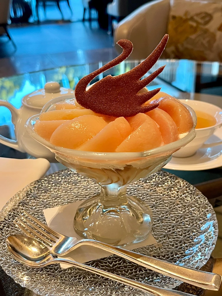 パレスホテル東京「ザ パレス ラウンジ」の贅沢ピーチパフェで、ご褒美時間を♡ ＃スイーツ部_2