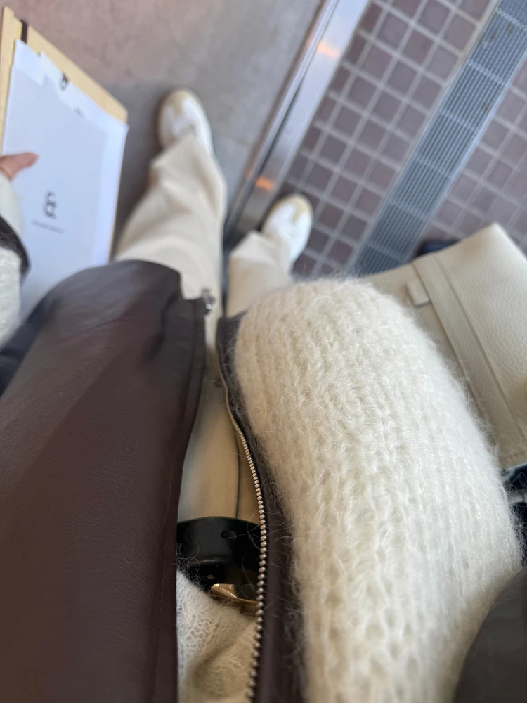 【肩がけニットでおしゃれ上級者】マフラーを巻くより垢抜ける冬のニットの上手な使い方_3_2