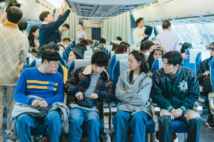 サムダルリへようこそ 同級生4人で飛行機でソウルへ行くシーン