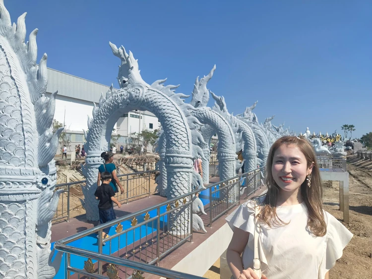 ワット・ドーンヤイ　タイ　お寺　ナーガ　トンネル