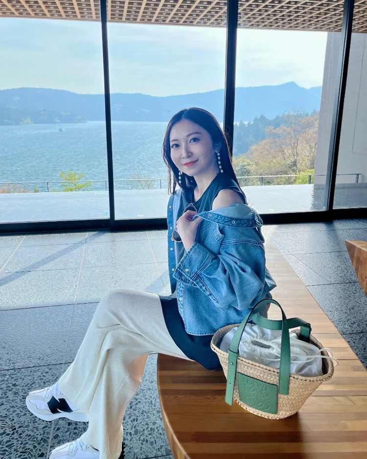 デニムコーデ　肩掛け　デニムシャツ　旅行コーデ　大人カジュアル　スニーカーコーデ