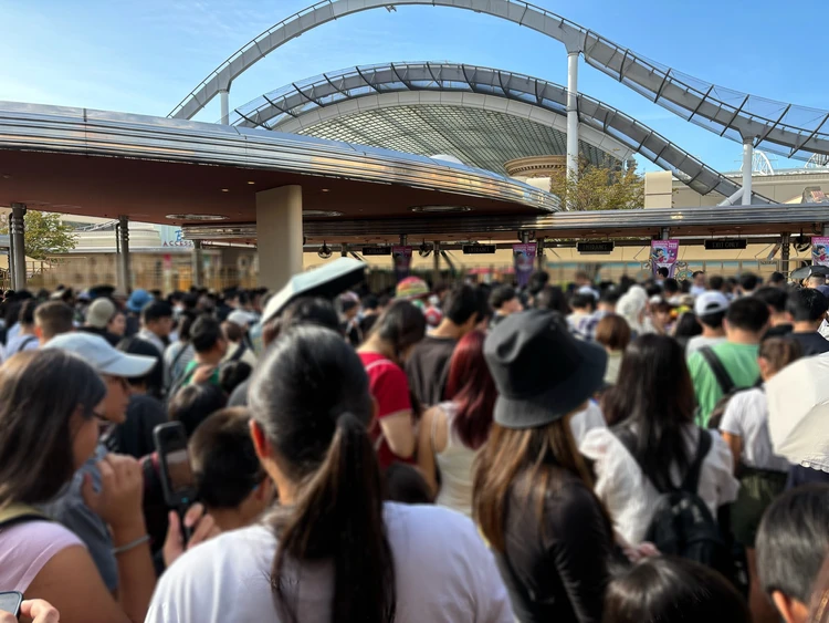 USJの入場ゲート前の様子