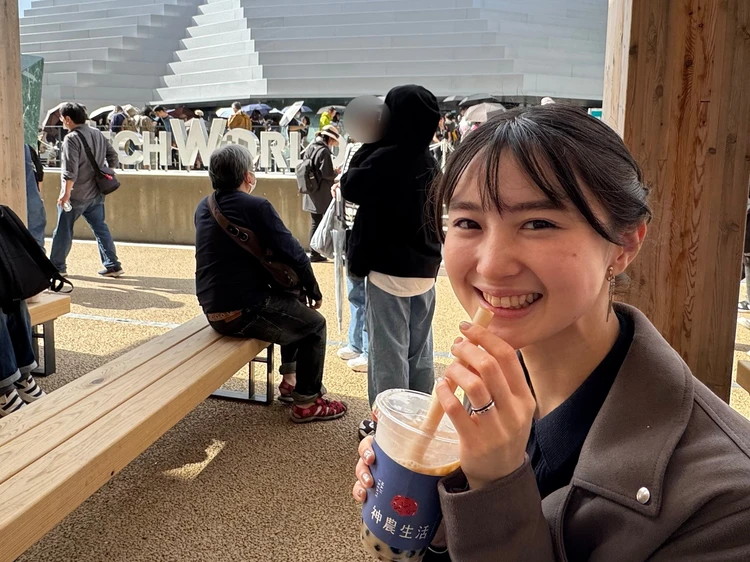 タピオカミルクティーを飲む女性