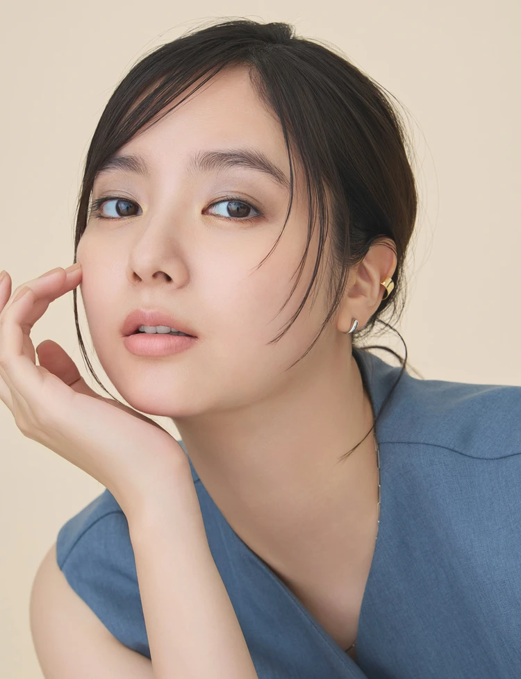 シャネル秋新色コスメで「ニュアンスグレーメイク」